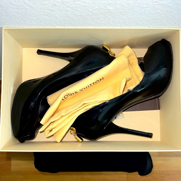 Louis Vuitton “Oh Really” Black Patent Gold Lock Platform Peep Toe Pump Size 6.5 - Picture 15 of 16